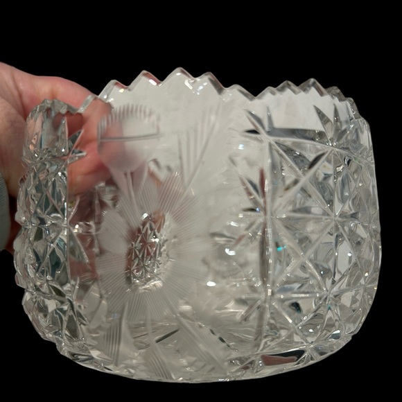HEAVY CRYSTAL CANDY DISH. - Picture 3 of 3